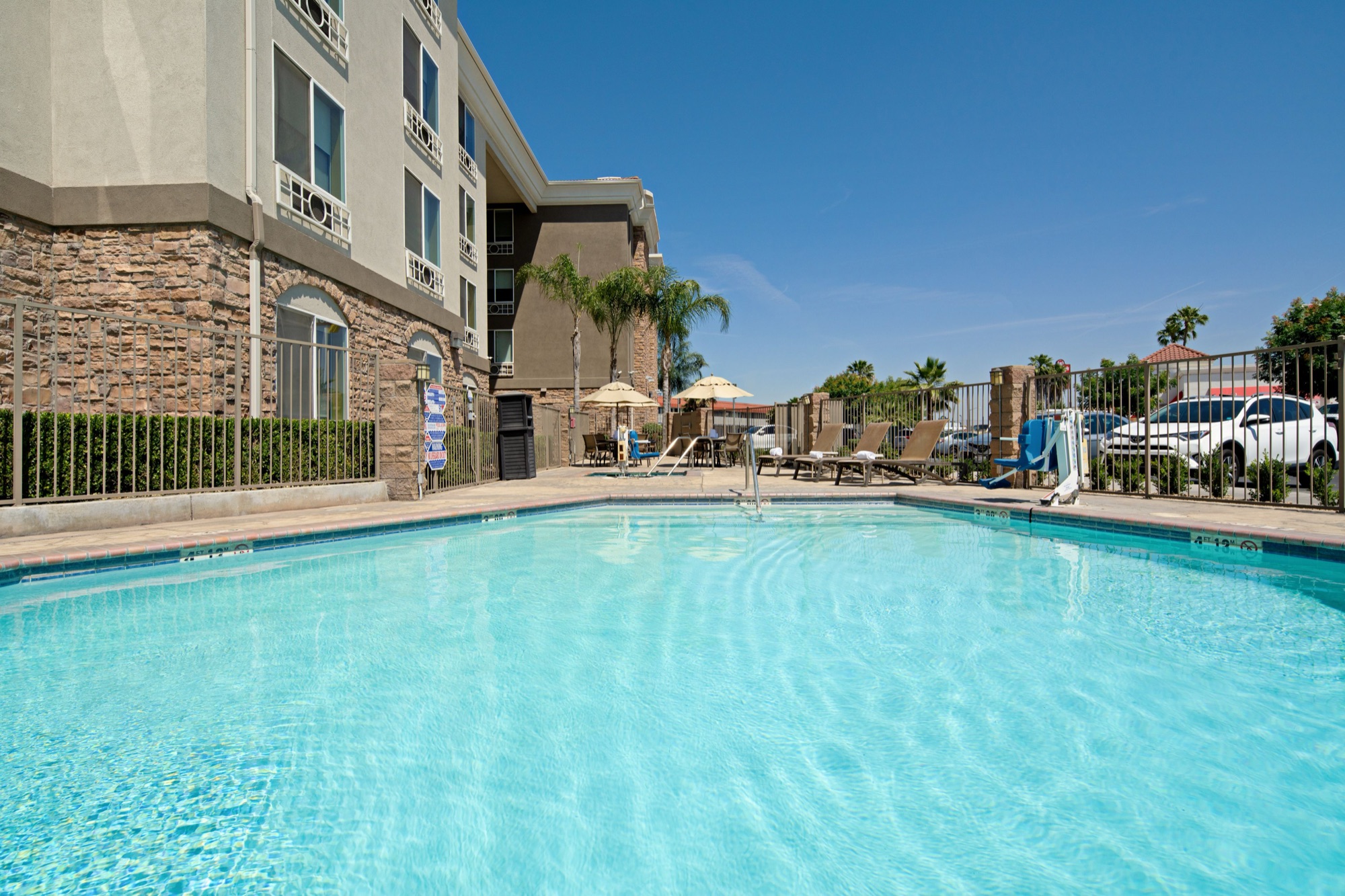 Holiday Inn Express & Suites Fresno South, Fresno, CA — photo 5